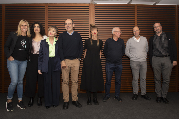 Naroa Iturri (moderadora), Laura Pego, Martina Anderson, Jaime Tapia, Bego Atxa y Joseba Azkarraga (de Sare), Jon Mirena Landa e Iñaki Soto (moderador), al final de esta conferencia.