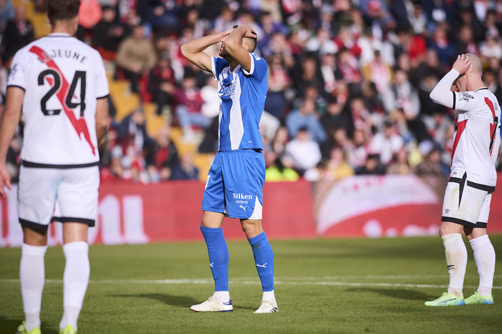 Joan Jordan lamenta un error en el enfrentamiento contra el Rayo. 