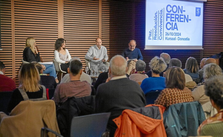 Jon Mirena Landa interviene ante los asistentes a la conferencia organizada por Sare en Donostia.