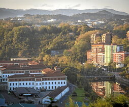 Vista de los cuarteles de Loiola, junto al río Urumea y viviendas del barrio.