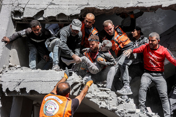 Rescate tras un bombardeo en Gaza ciudad.