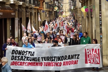 Un momento de la manifestación para exigir el decrecimiento turístico de Donostia