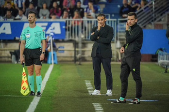 Luis García Plaza, pensativo en el área técnica de Mendizorrotza. 