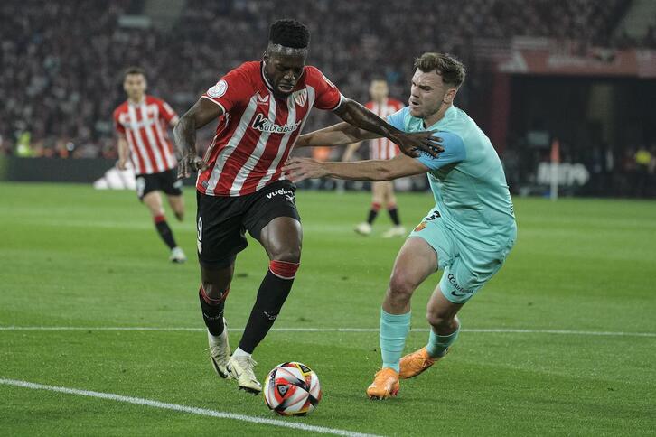 Iñaki Williams trata de regatear a su par en la final de La Cartuja. 