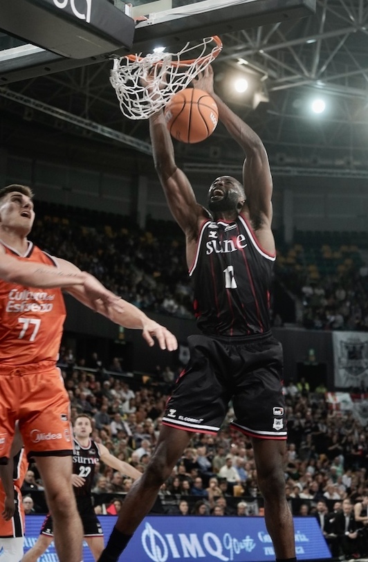 Marvin Jones, uno de los más destacados entre los hombres de negro, machaca el aro de Valencia Basket.