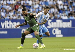 Matheus, que se lesionó, controla el balón ante Kevin Medina.