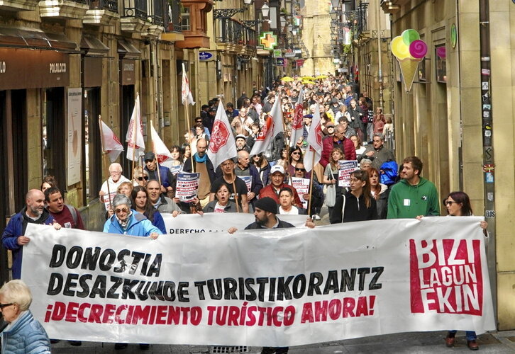 Manifestación para exigir el decrecimiento turístico de Donostia.