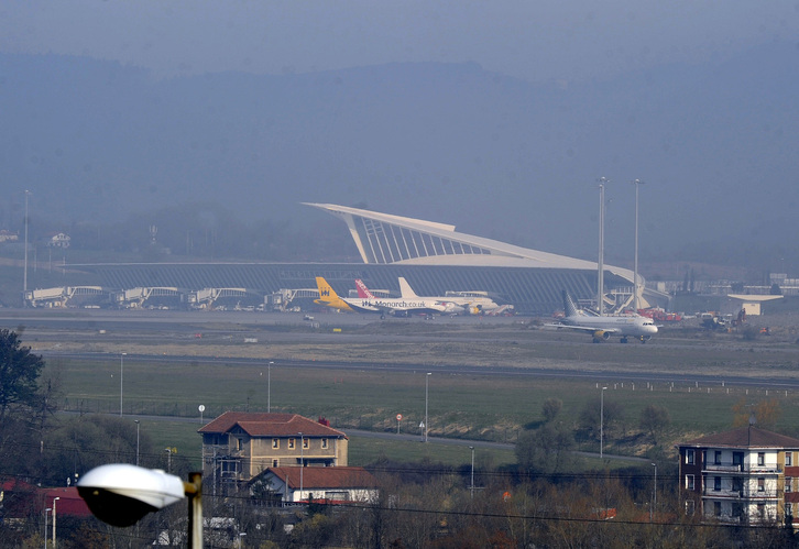 La niebla está afectando al aeropuerto de Loiu este lunes. 