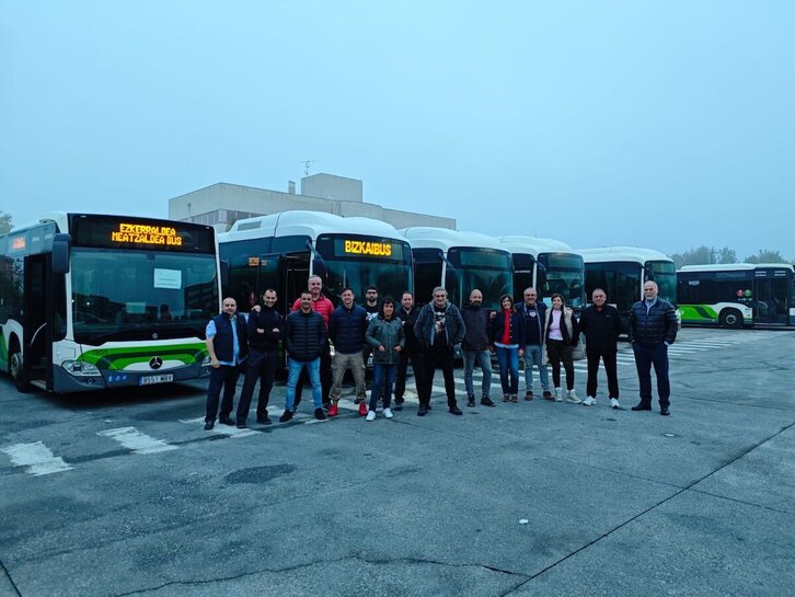 Trabajadores en huelga, esta mañana en las cocheras de Bizkaibus.