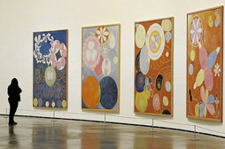 Algunas de las pinturas que forman parte de la serie «Los diez mayores», de Hilma af Klint, y representan las etapas de la vida.