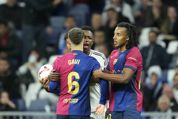 Momento en el que Vinicius y Gavi se enzarzan en el Real Madrid-Barcelona del sábado.