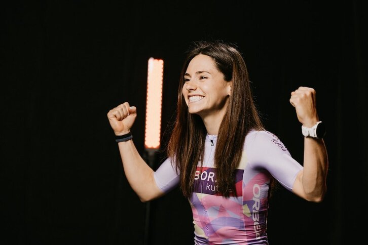 Lourdes Oyarbide posa con el último maillot de su carrera profesional.