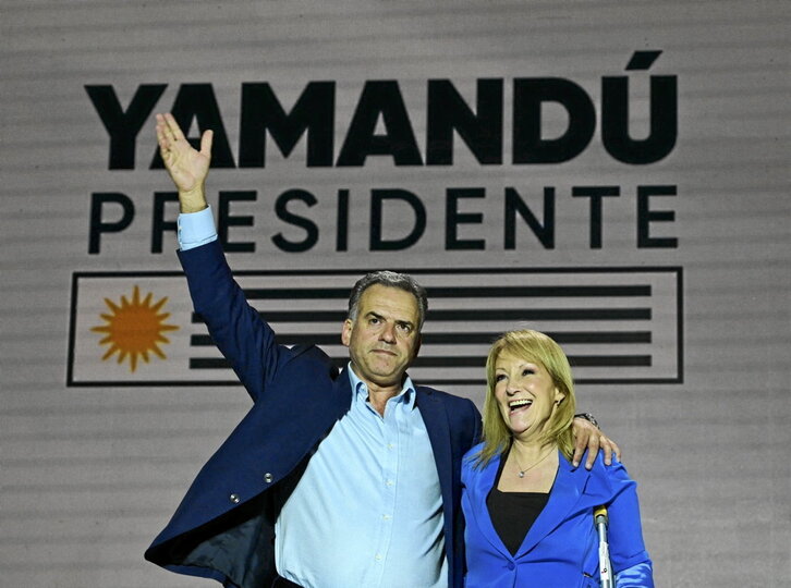 Yamandú Orsi y Carolina Cosse en Montevideo, tras conocer los resultados.