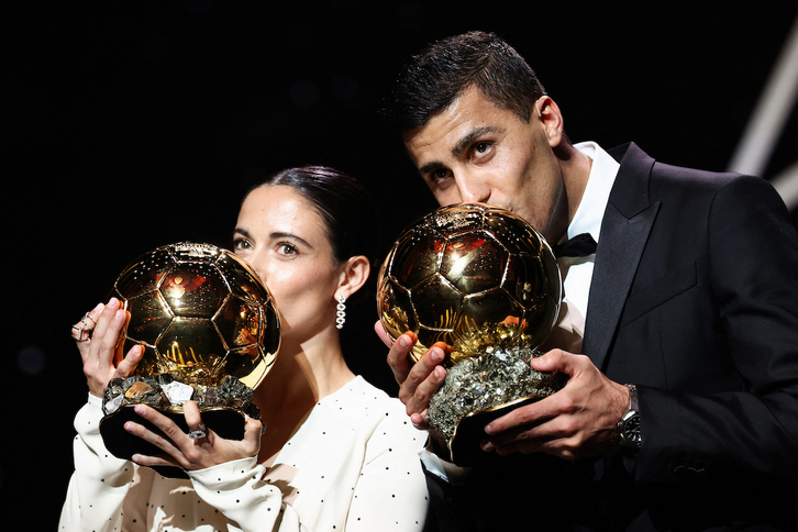 Aitana Bonmatí y Rodri Hernández besan sus Balones de Oro.