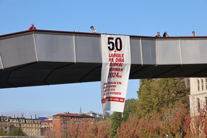 Pancarta que la intersindical ha puesto en Bilbo denunciando las 50 muertes laborales ocurridas este año.