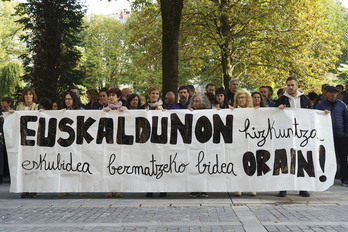 Euskalgintzaren Kontseiluak eta ELA eta LAB sindikatuek elkarretaratzea egin dute Gipuzkoako Foru Jauregiaren aurrean. 