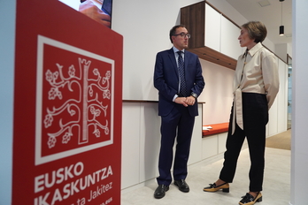 Javier Arrieta programaren koordinatzailea eta Ana Urkiza Eusko Ikaskuntzako lehendakaria astearte honetan egindako aurkezpenean.