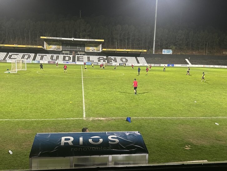 Los jugadores del Cortes entrenando en el Ciudad de Tudela.