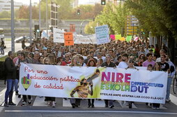 El profesorado en huelga, durante la manifestación en defensa de una educación pública de calidad de ayer por la tarde.