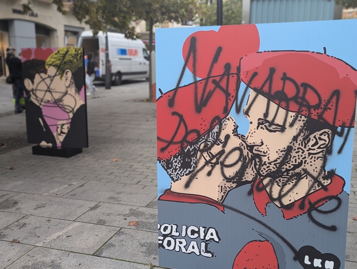 La única imagen vandalizada sin alegoría religiosa es el beso entre Chivite y Ruiz.