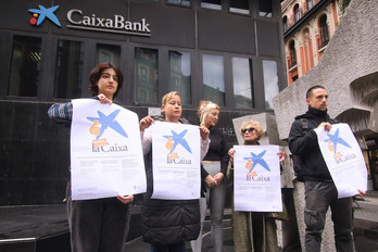 Comparecencia en Bilbo del Sindicato Socialista de Vivienda de Euskal Herria junto a algunos afectados.