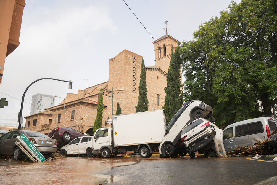 Varios vehículos siniestrados por la DANA en el barrio de la Torre de la capital valenciana.