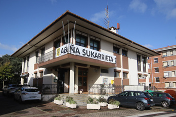 Pancarta en el Ayuntamiento de Sukarrieta reivindicando Abiña como parte del municipio.