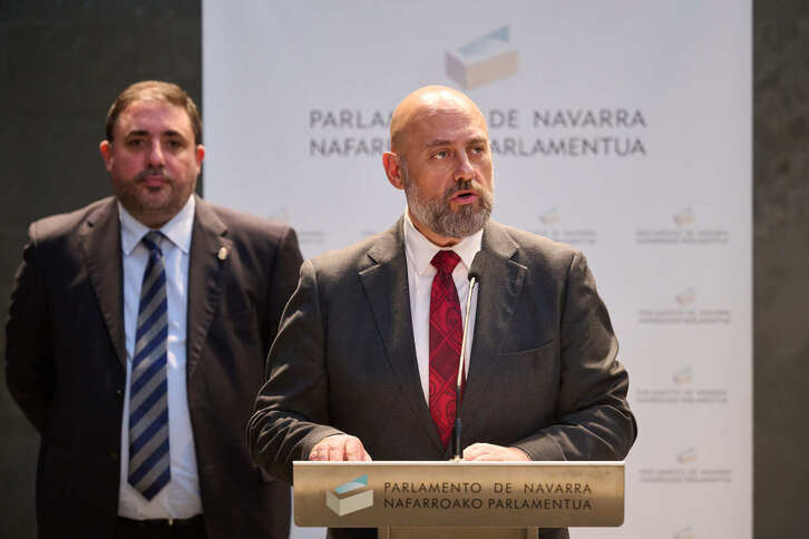 El consejero Arasti, presentando el proyecto presupuestario en el Parlamento.