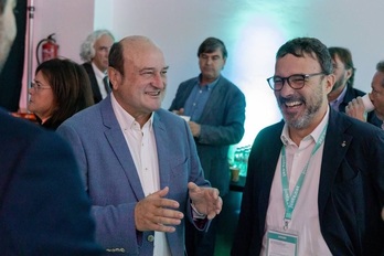 Ortuzar bromea con representantes de Junts en el congreso de este pasado fin de semana al que ha acudido en Calella.