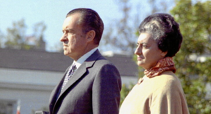 Retrato de Indira Gandhi en 1977 y recepción en la India al presidente de EEUU Richard Nixon en 1971