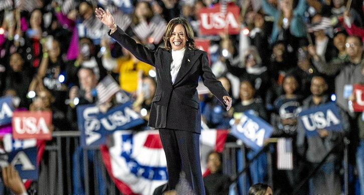 Kamala Harris, arteartean Washingtongo Ellipse Park-en egindako ekitaldian.