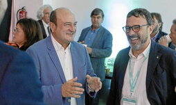 Ortuzar bromea con representantes de Junts en el congreso de este pasado fin de semana al que acudió en Calella.