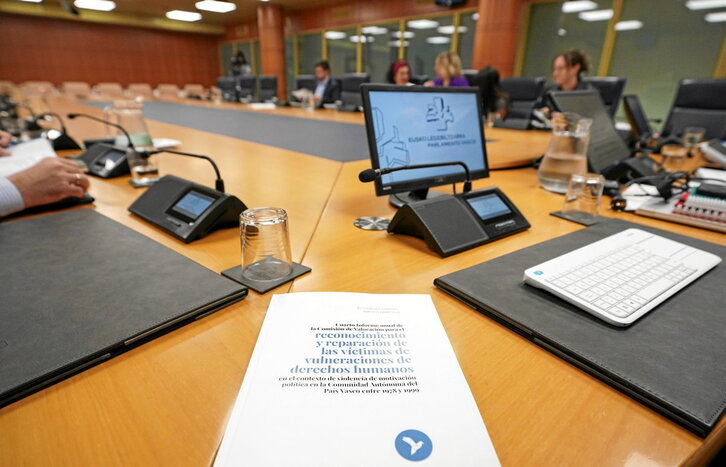 Juana Balmaseda y Jon Mirena Landa comparecieron ayer en la Cámara de Gasteiz para presentar el cuarto informe de la Comisión de Valoración.