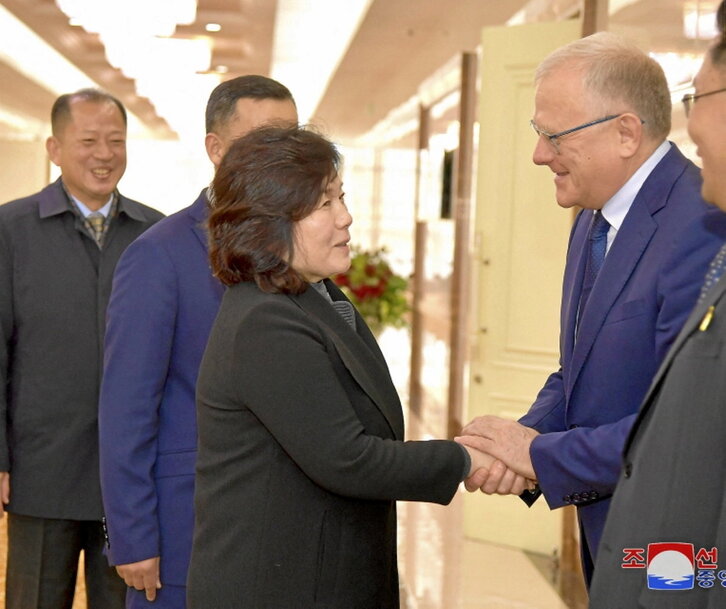 Choe Son-hui saluda al embajador ruso antes de partir a Moscú.