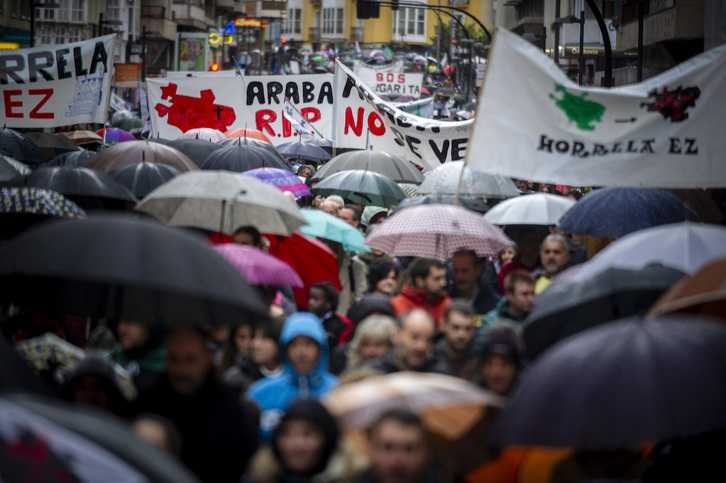 Fotografía de la manifestación celebrada el pasado sábado en Gasteiz contra los macroproyectos.