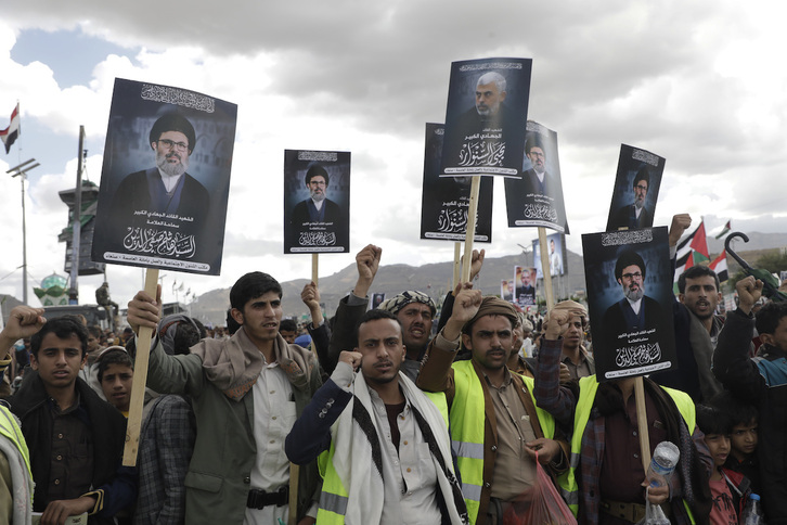 Manifestantes huthíes el 25 de octubre en la capital yemení con carteles con los rostros de los líderes fallecidos de Hamas Yahya Sinwar y de Hizbulah Hashem Safieddine.