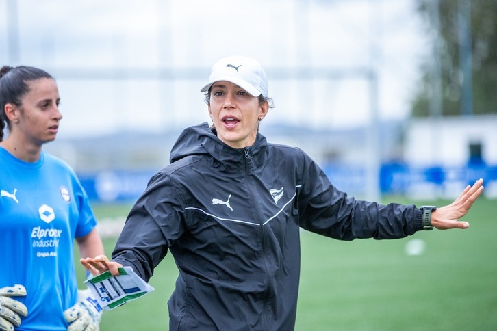 Andrea Esteban, durante un entrenamiento con la plantilla del Alavés.