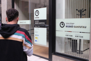 Un joven ante la puerta de la oficina de Lanbide recién estrenada en Santutxu. 