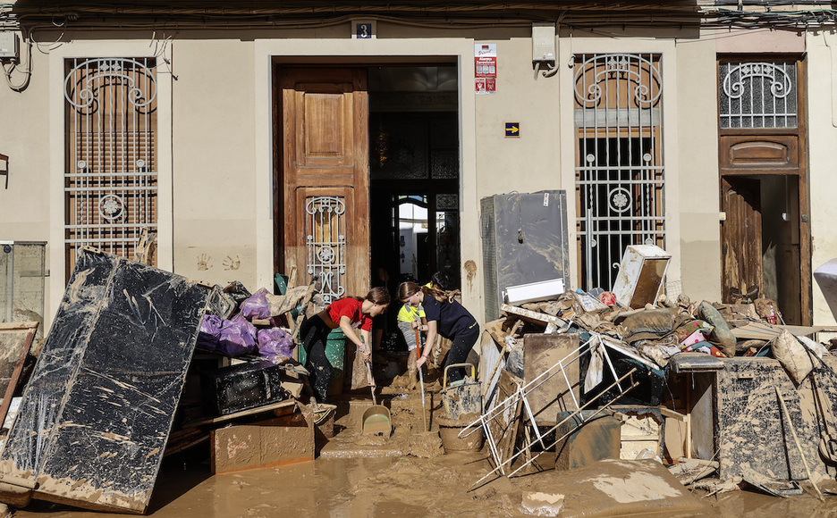 El lodo y el agua han entrado en las casas, causando graves perdidas materiales. El lodo y el agua han entrado en las casas, causando graves perdidas materiales.