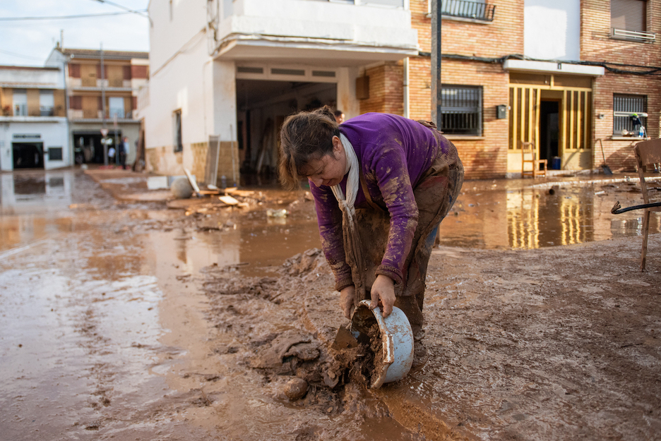 Cientos de personas se afanan en limpiar el lodo localidades como Utiel. Cientos de personas se afanan en limpiar el lodo localidades como Utiel.