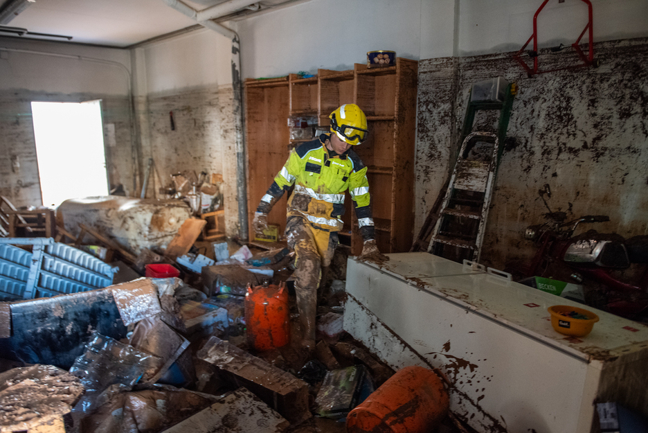 Los equipos de emergencias inspeccionan las viviendas en Utiel. Los equipos de emergencias inspeccionan las viviendas en Utiel.