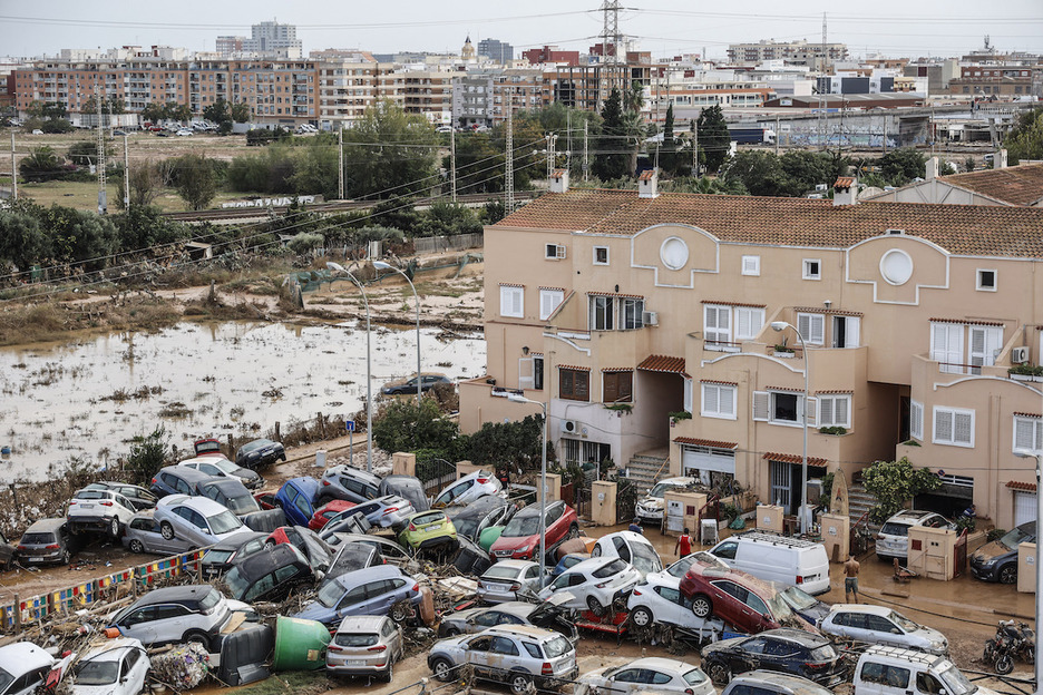 Una pila de vehículos en València. Una pila de vehículos en València.
