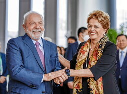 En la primera imagen, Tabaré Alvárez, junto a Pepe Mujica. En la segunda, Lula da Silva y Dilma Rousseff.