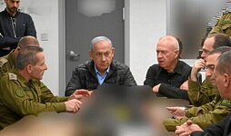 Imagen de archivo del 26 de octubre de Netanyahu con el ministro de Defensa, Yoav Gallant, y altos cargos militares en Tel Aviv.