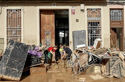 Varias jóvenes colaboran en las tareas de limpieza en la pedanía de La Torre.