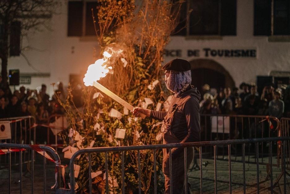 Le feu qui purifie et chasse les mauvais esprits.