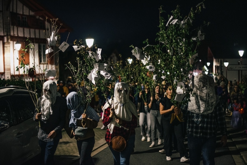 Les mamu (personnages de la nuit) défilent dans les rues