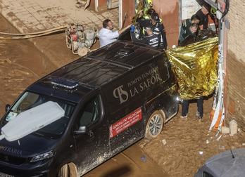 Los servicios funerarios, desbordados, retiran un cadáver en una casa de València.