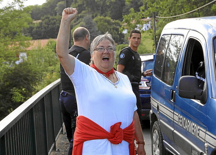 A la izquierda, arresto de Grazi Etxebehere en Ortzaize. En la otra página, Joseba Asiron saluda desde el balcón consistorial, y Yolanda Barcina abandona el Parlamento tras la investidura de Uxue Barkos.