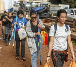 Personas solidarias acuden a colaborar en lo que haga falta en los pueblos afectados.